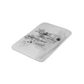 Vier Flaschen und weiße Blume Badematte (Schrägansicht)