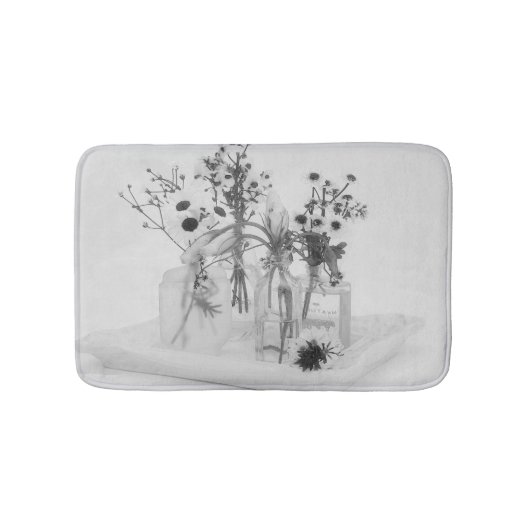 Vier Flaschen und weiße Blume Badematte (Vorderseite)