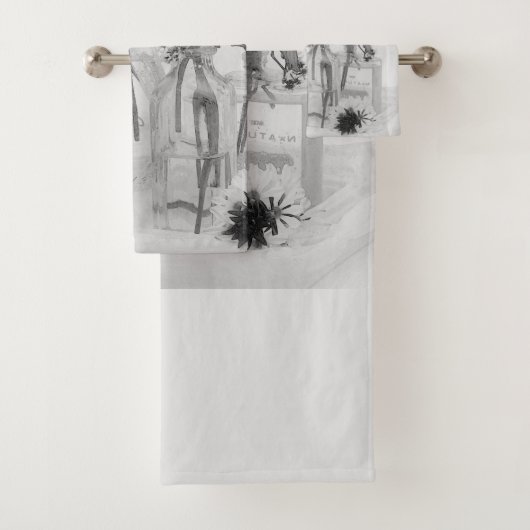Vier Flaschen und weiße Blume Badhandtuch Set (Insitu)