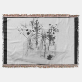 Vier Flaschen und weiße Blume Decke