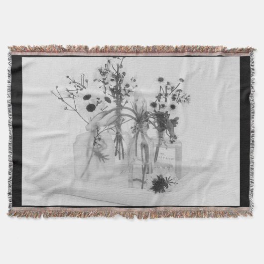 Vier Flaschen und weiße Blume Decke (Vorderseite)