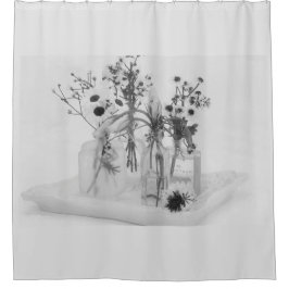 Vier Flaschen und weiße Blume Duschvorhang