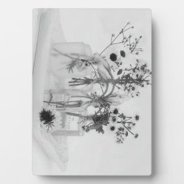 Vier Flaschen und weiße Blume Fotoplatte