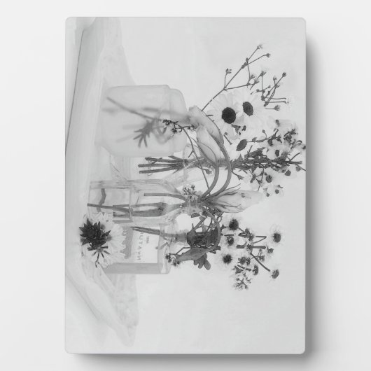 Vier Flaschen und weiße Blume Fotoplatte (Vorderseite)