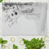 Vier Flaschen und weiße Blume Geschirrtuch (Gefaltet)