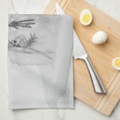 Vier Flaschen und weiße Blume Geschirrtuch (Viertel Falte)