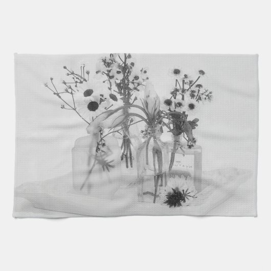 Vier Flaschen und weiße Blume Geschirrtuch (Horizontal)