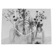 Vier Flaschen und weiße Blume Große Geschenktüte (Vorderseite)