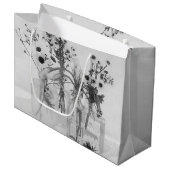 Vier Flaschen und weiße Blume Große Geschenktüte (Vorderseite Schrägansicht)