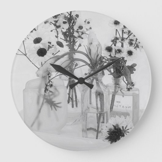 Vier Flaschen und weiße Blume Große Wanduhr (Vorderseite)
