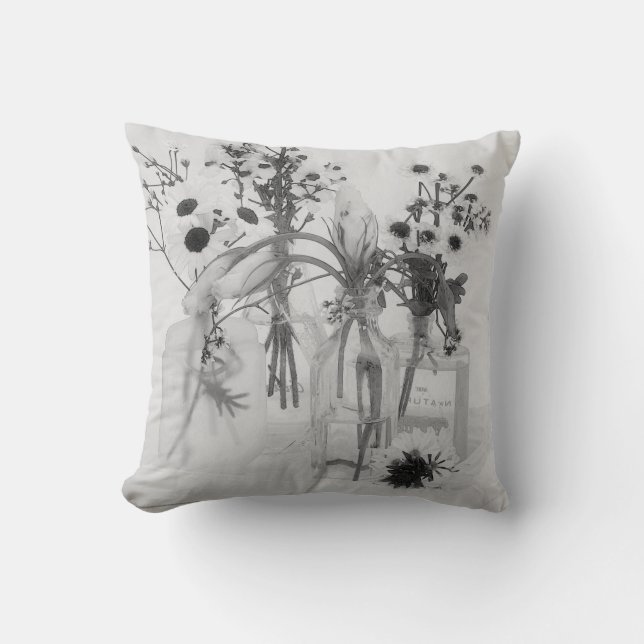 Vier Flaschen und weiße Blume Kissen (Vorderseite)