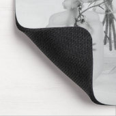 Vier Flaschen und weiße Blume Mousepad (Ecke)