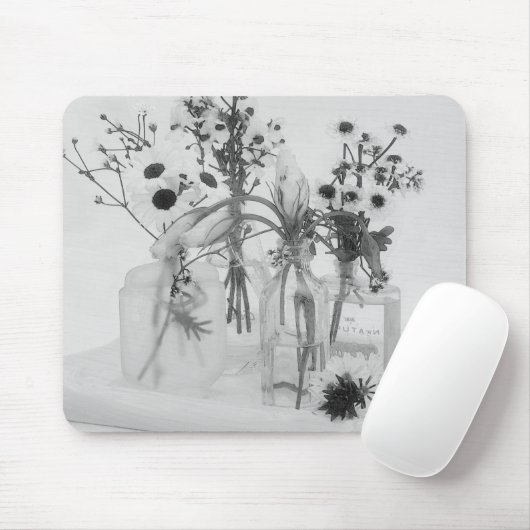 Vier Flaschen und weiße Blume Mousepad (Mit Mouse)