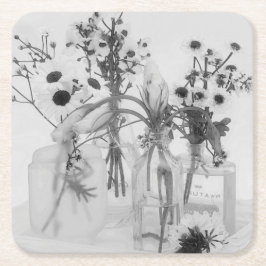 Vier Flaschen und weiße Blume Rechteckiger Pappuntersetzer