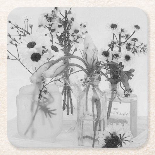 Vier Flaschen und weiße Blume Rechteckiger Pappuntersetzer (Vorderseite)