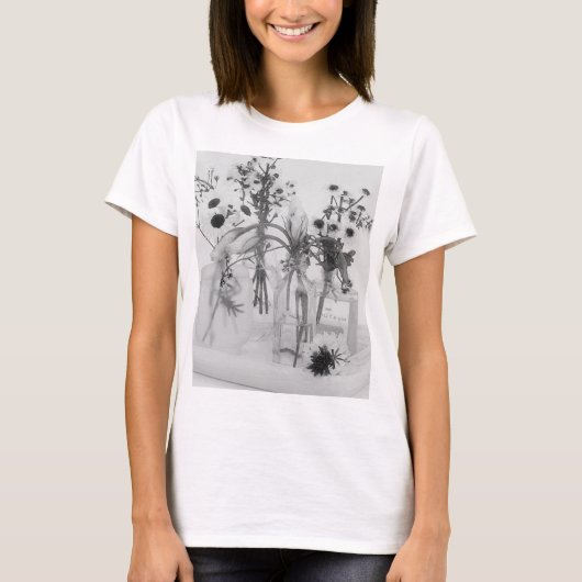 Vier Flaschen und weiße Blume T-Shirt (Vorderseite)
