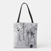 Vier Flaschen und weiße Blume Tasche (Rückseite)