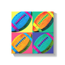 Vier Fußbälle in verschiedenen Farben