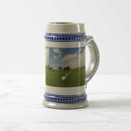 Vier Golfbälle, die vor der Fahne eingeklemmt sind Bierglas (VorderseiteRechts)