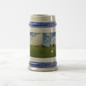 Vier Golfbälle, die vor der Fahne eingeklemmt sind Bierglas (Mittel)