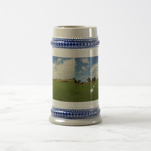 Vier Golfbälle, die vor der Fahne eingeklemmt sind Bierglas (Mittel)