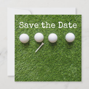 Vier Golfbälle mit Tee auf grünem Gras Save The Date