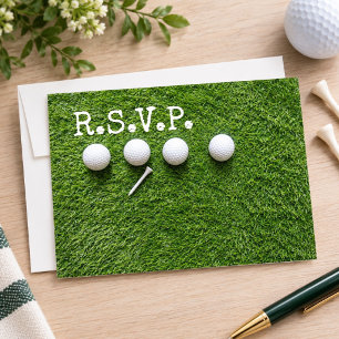 Vier Golfbälle mit Tee R.S.V.P. auf grün Einladung