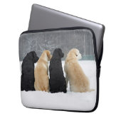 Vier Hunde im Schnee Laptopschutzhülle (Vorderseite Links)