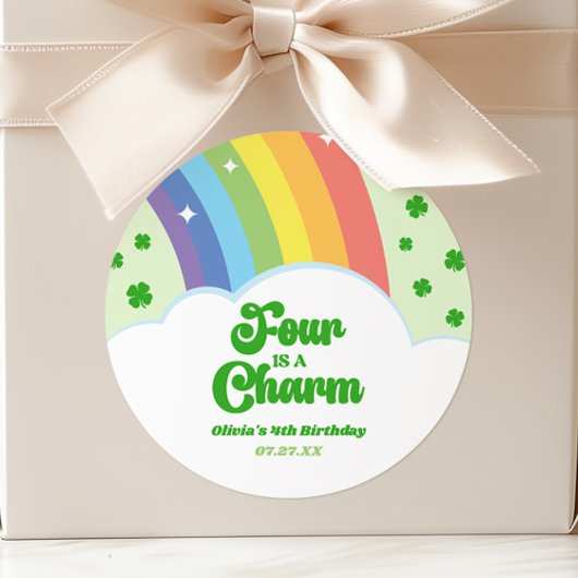 Vier ist ein Charm Rainbow 4. Geburtstag Party Runder Aufkleber