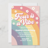 Vier ist ein Vibe 70er Rainbow Daisy 4. Geburtstag Einladung (Vorderseite)