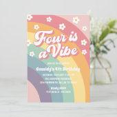 Vier ist ein Vibe 70er Rainbow Daisy 4. Geburtstag Einladung (Stehend Vorderseite)