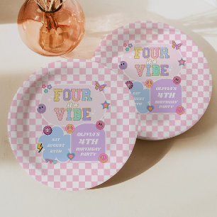 Vier ist ein Vibe Preppy Patch 4. Geburtstags-Part Pappteller