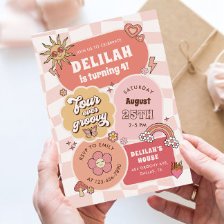 Vier je Groovy Daisy 4. Geburtstag Party Einladung