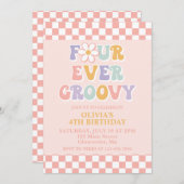 Vier je Groovy Retro Daisy Schachbrett 4. Geburtst Einladung (Vorne/Hinten)
