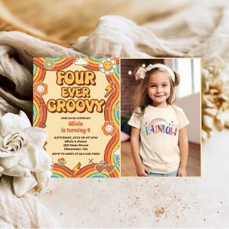 Vier je Groovy Retro Rainbow 4. Geburtstag Foto Einladung