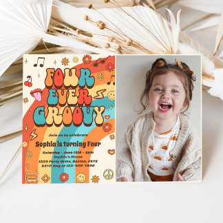 Vier je Groovy Retro Rainbow 4. Geburtstag Foto Einladung