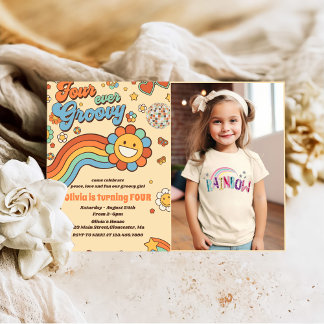 Vier je Groovy Retro Rainbow 4. Geburtstag Foto Einladung
