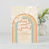 Vier je Groovy Retro Rainbow Daisy Geburtstag Einladung (Stehend Vorderseite)