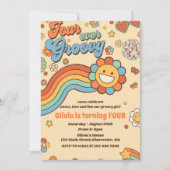 Vier je Groovy Retro Regenbogen 4. Geburtstag Einladung (Vorderseite)