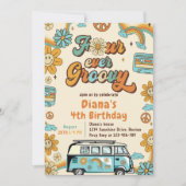 Vier je Groovy Retro Regenbogen 4. Geburtstag Einladung (Vorderseite)