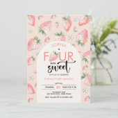 Vier jemals süße Erdbeeren-Kindergeburtstag Einladung (Stehend Vorderseite)