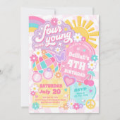 Vier Junge Groovy Regenbogen 4. Geburtstag Party Einladung (Vorderseite)