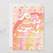 Vier Junge Groovy Regenbogen 4. Geburtstag Party Einladung (Vorderseite)