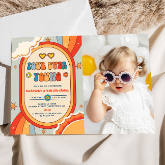 Vier Junge Groovy Retro Rainbow Geburtstag Einladung