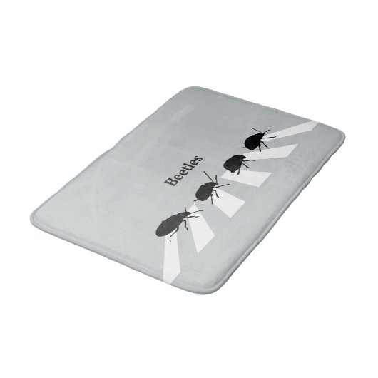 Vier Käfer, die über einen Crosswalk in London… Badematte (Schrägansicht)