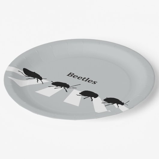 Vier Käfer, die über einen Crosswalk in London… Pappteller (Schrägansicht)