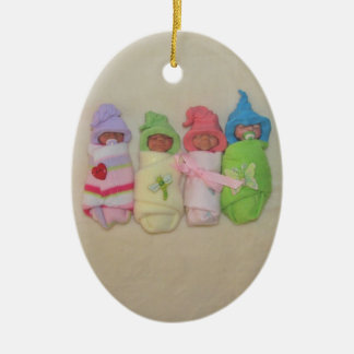 Vier kleine Babys: Polymer-Lehm-Skulpturen Keramik Ornament