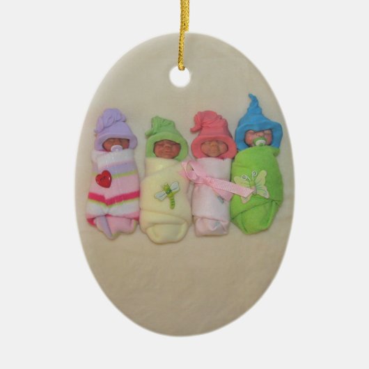 Vier kleine Babys: Polymer-Lehm-Skulpturen Keramik Ornament (Vorne)