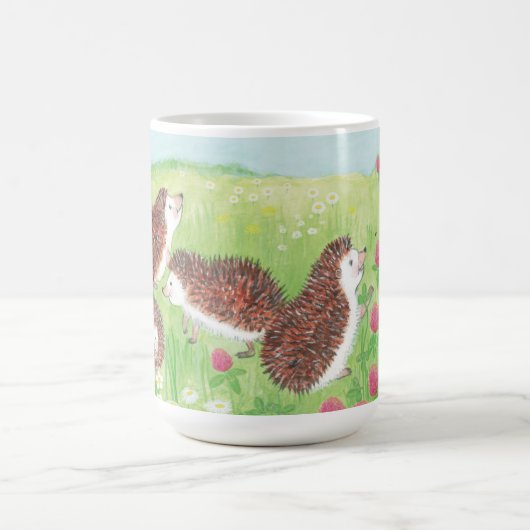 Vier kleine Igel auf der blühenden Wiese Kaffeetasse (Mittel)