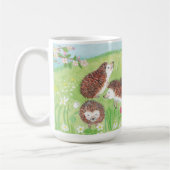 Vier kleine Igel auf der blühenden Wiese Kaffeetasse (Links)